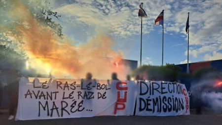 Torcida do PSG fez críticas em protesto