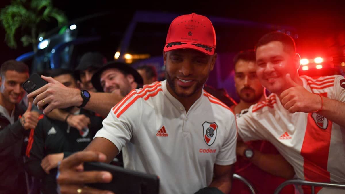 Torcida do River Plate-ARG chega em peso no Rio de Janeiro