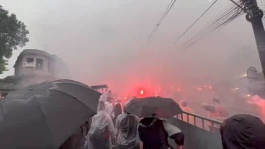 Torcida do Santos fez festa nos arredores da Vila Belmiro