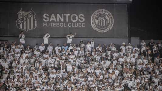 Torcida do Santos na Vila Belmiro na noite desta quinta-feira (19)