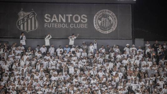 Torcida do Santos na Vila Belmiro na noite desta quinta-feira (19)
