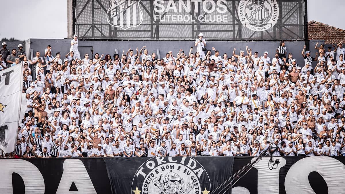 Torcida do Santos protesta após empate contra o Atlético na Vila Belmiro