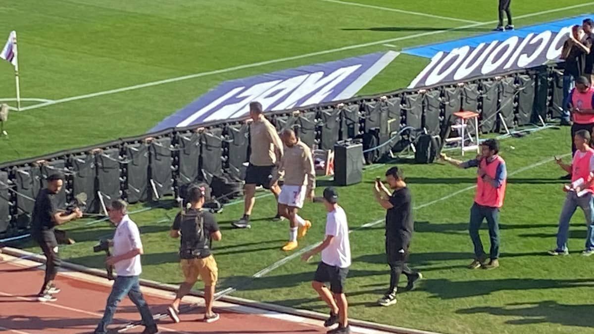VÍDEO: Torcida do São Paulo recebe Lucas e James com festa no Morumbi