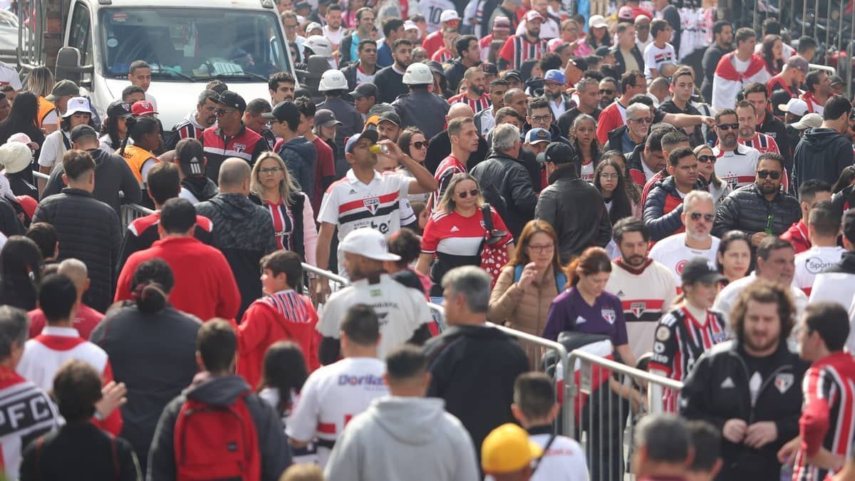 Torcida do São Paulo pede camisa 10 para James e 'aconselha' Dorival