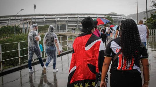 Torcida do Vasco chegando ao Estádio do Maracanã