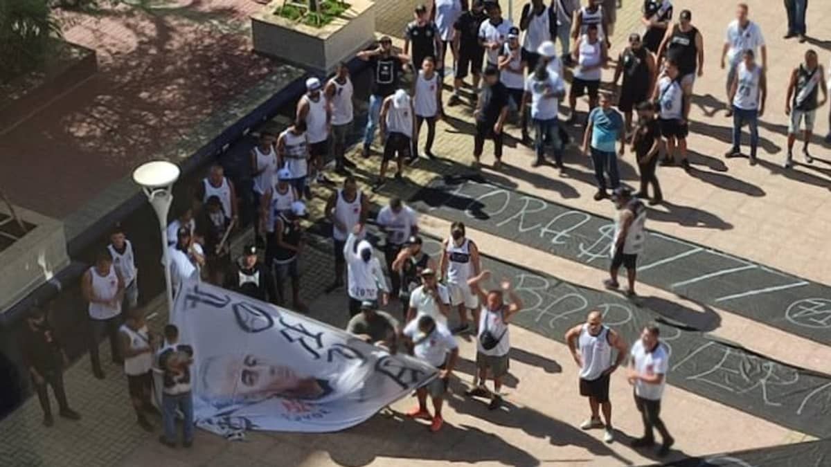 Torcedores do Vasco protestam na sede da SAF; veja o vídeo