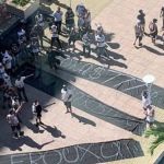 Craque do Flu é hostilizado ao passar de carro por manifestação de torcida rival; veja 