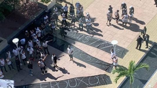 Torcida do Vasco protesta na sede da 777