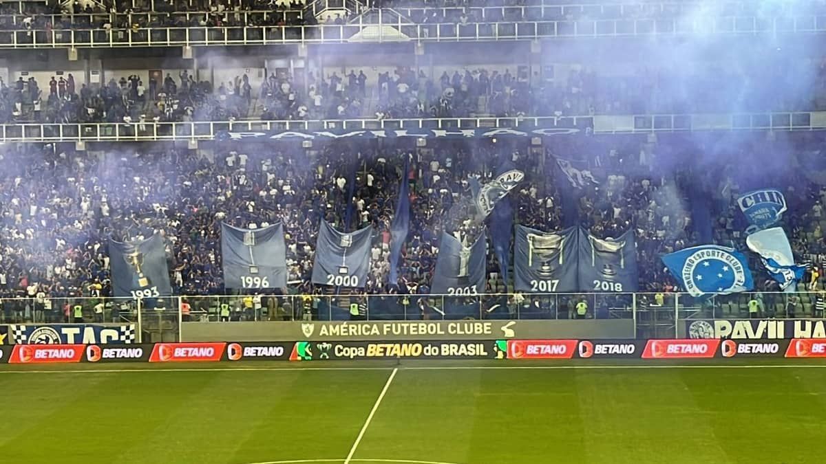 Torcida exalta hexa do Cruzeiro na Copa do Brasil em jogo contra o Náutico