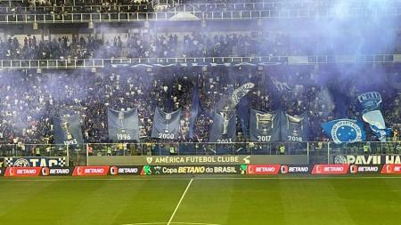 Torcida ergueu bandeiras que faziam menção aos seis títulos da Copa do Brasil