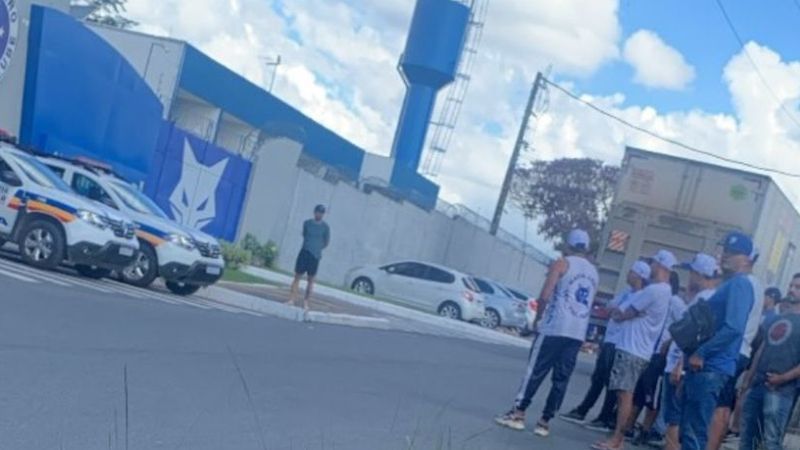 Organizada do Cruzeiro vai à Toca II e protesta contra Mattos e jogadores