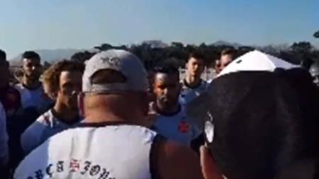 Torcida organizada do Vasco fez cobranças aos jogadores no centro de treinamento da equipe