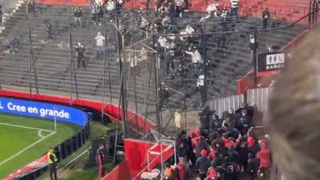 Torcida rompeu portão para tentar chegar ao setor dos corintianos