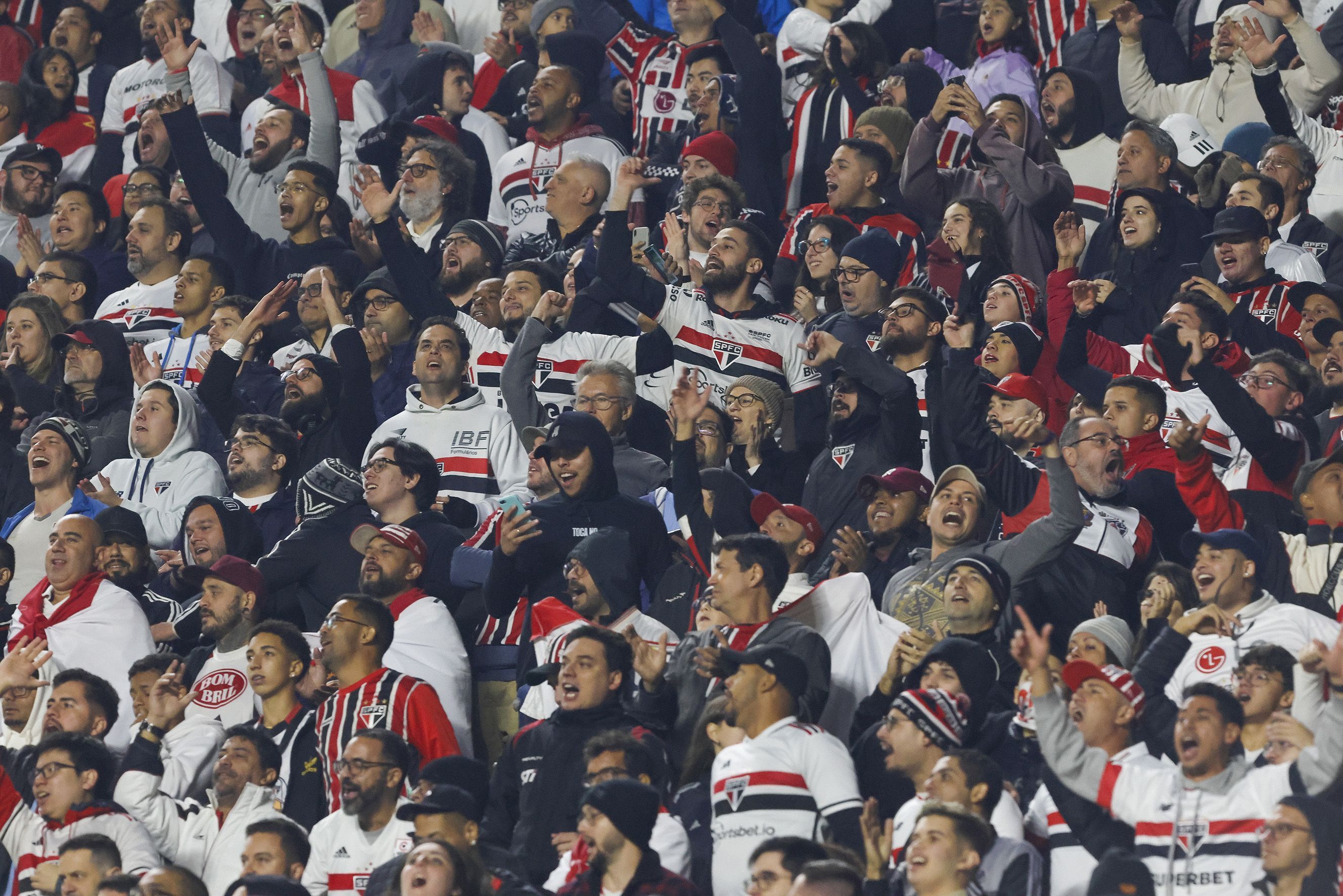 Zubeldía faz reflexão sobre desigualdade social para exaltar torcida do São Paulo
