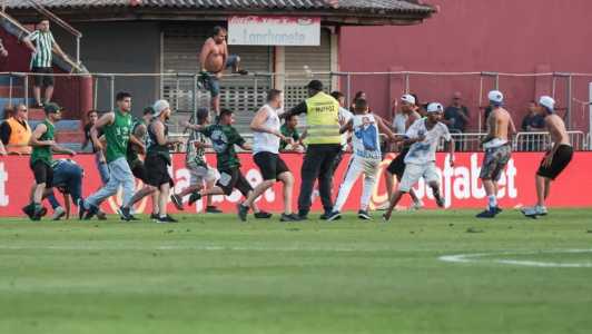 Torcidas invadiram o campo e brigaram durante jogo entre Cruzeiro e Coritiba