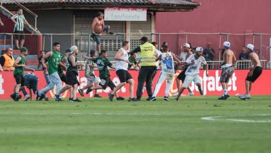 Torcidas invadiram o campo e brigaram durante jogo entre Cruzeiro e Coritiba