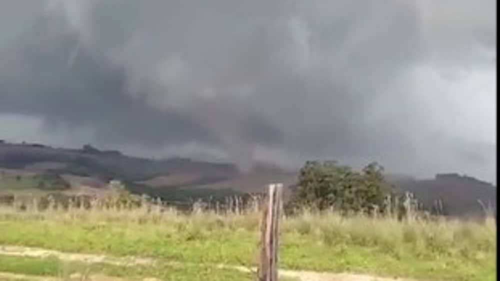 Vídeo: tornado de mais de 200 Km/h atinge plantação no Norte do Paraná 