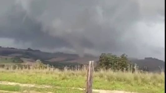 Tornado foi registrado por moradores no Paraná