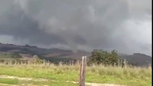 Tornado foi registrado por moradores no Paraná