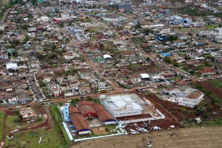 Foto mostra a destruição causada por um tornado com ventos de até 250 km/h que atingiu a cidade de Rio Bonito do Iguaçu, no Paraná, em 7 de novembro de 2025.