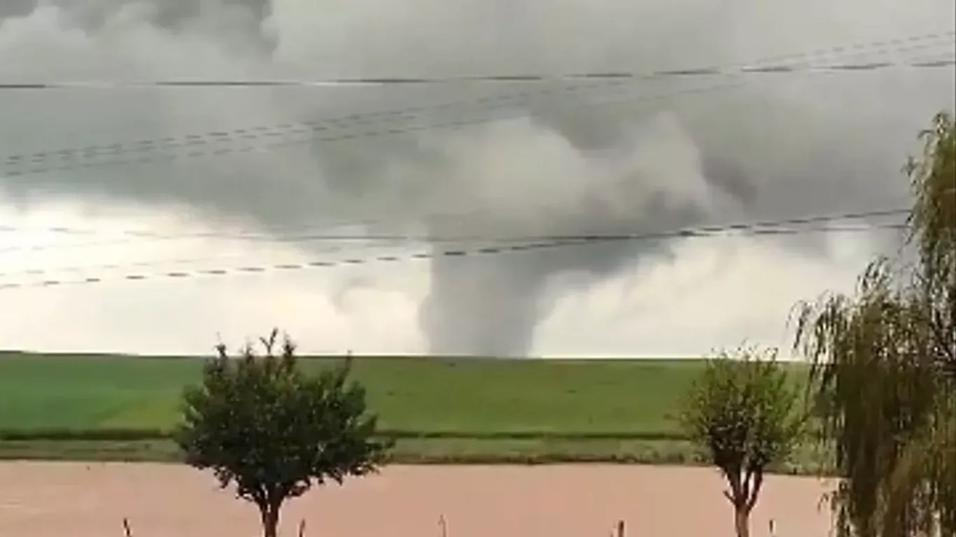 Em meio a catástrofe, RS é atingido por tornado; veja registro