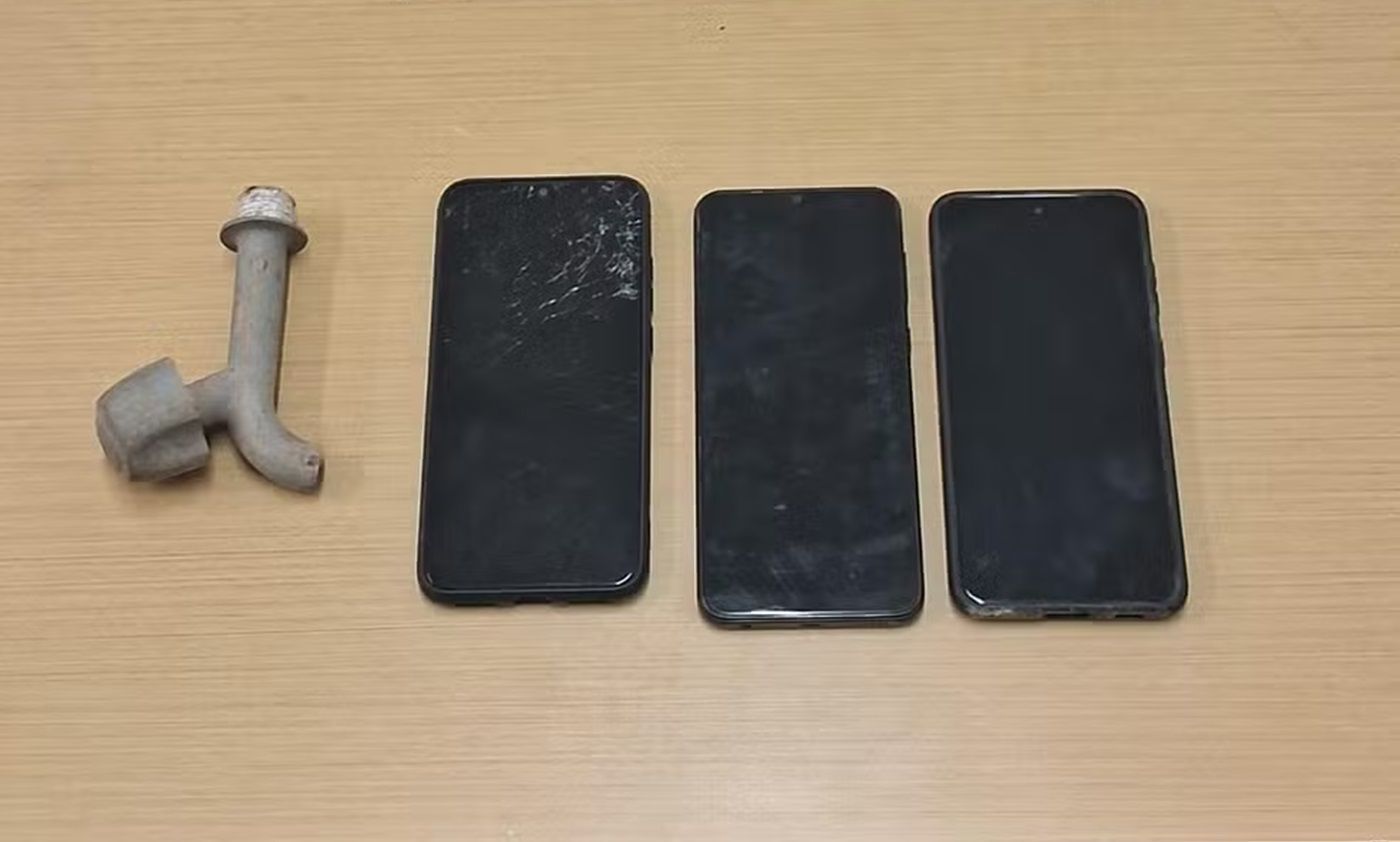 'Arma' falsa: ladrão usa torneira de plástico para roubar celulares em MG