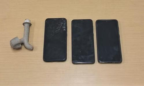 Foto mostra celulares e torneira de plástico usada por ladrão em Ipatinga (MG)