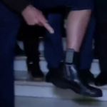 Bolsonaro exibe tornozeleira eletrônica durante coletiva na Câmara dos Deputados