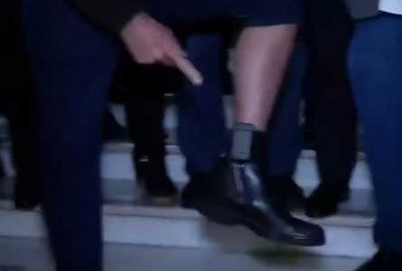 Jair Bolsonaro exibe tornozeleira