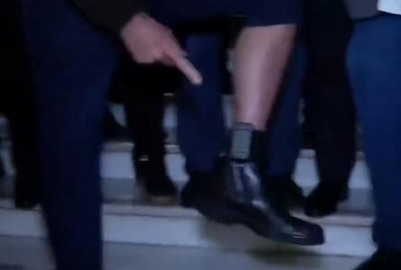 Jair Bolsonaro exibe tornozeleira
