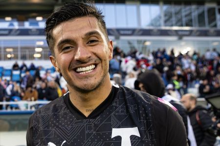 Yeison Guzmán com a camisa do Torpedo, da Rússia