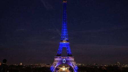Torre Eiffel iluminada com as cores da bandeira de Israel