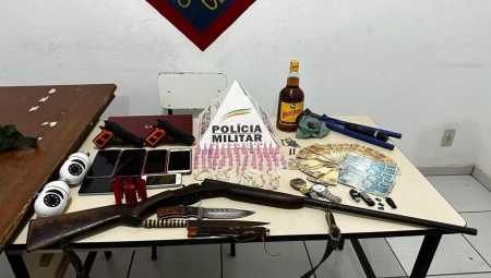 Foto mostra materiais encontrados com criminosos em São Pedro do Suaçuí (MG)