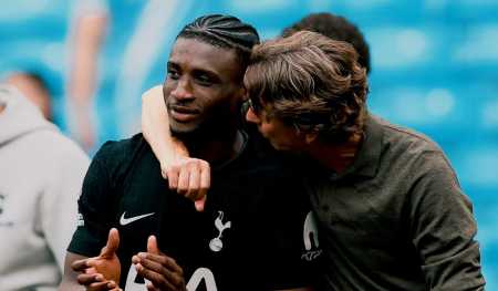Técnico Thomas Frank celebra boa fase de sua equipe na Premier League