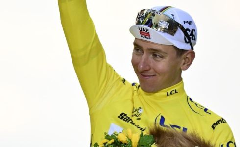 Tadej Pogacar celebra vitória no Tour de France 2025