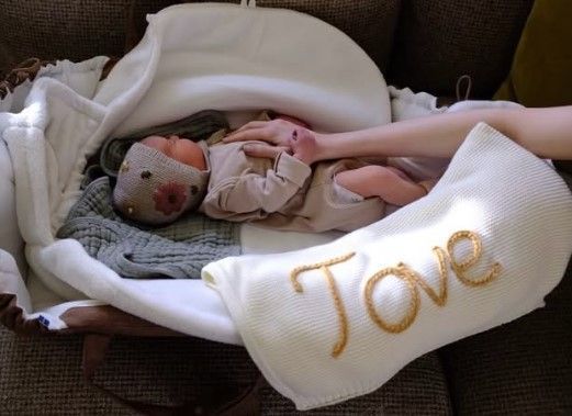 'Tove': saiba o que significa o nome da filha de Lily Collins, nascida por meio de barriga de aluguel
