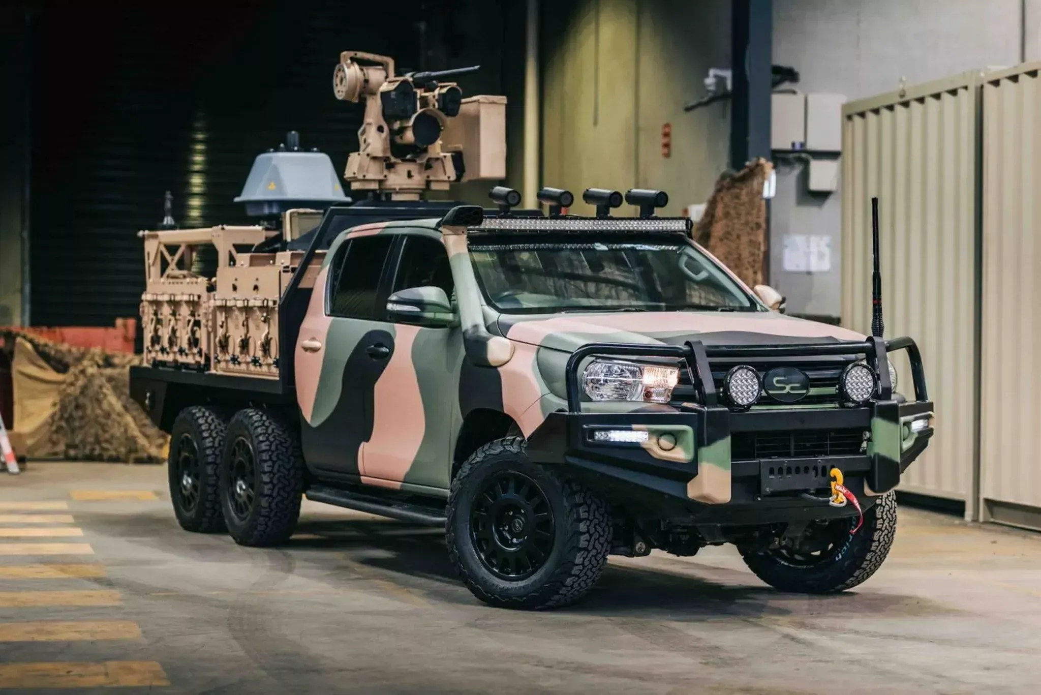 Toyota Hilux vira ‘Caveirão’ com preparação militar e seis rodas
