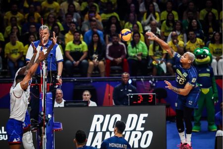 Darlan, do Brasil, ataca bola contra o bloqueio de Cuba, durante jogo da Liga das Nações
