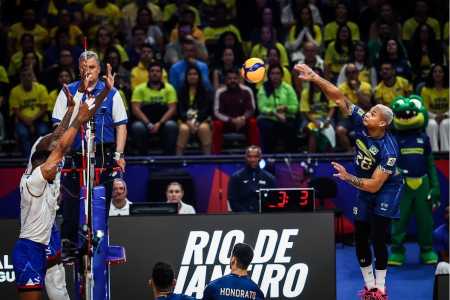 Darlan, do Brasil, ataca bola contra o bloqueio de Cuba, durante jogo da Liga das Nações