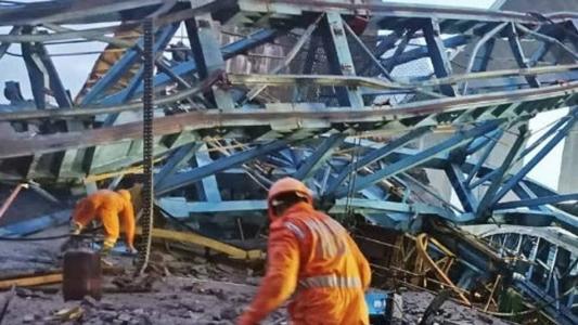 Trabalhadores foram atingidos por destroços de concreto
