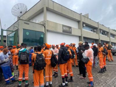Garis realizaram manifestação em frente à empresa de coleta de lixo Sistema Serviços Urbanos
