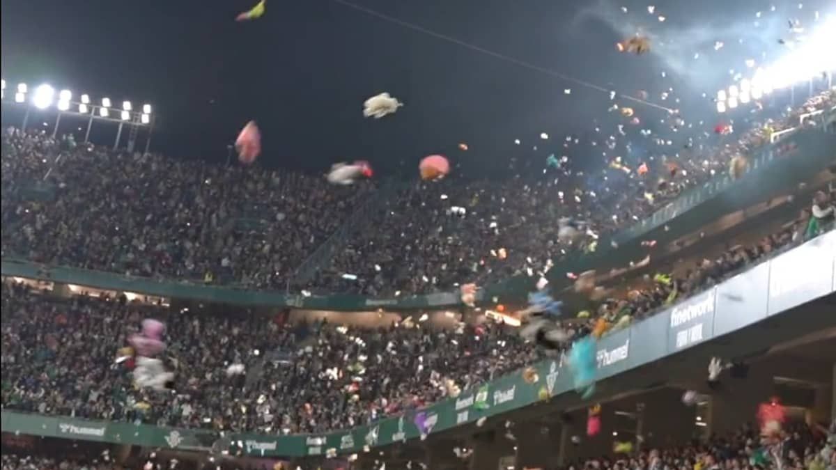 Vídeo: Time espanhol faz chuva de brinquedos de pelúcia para presentear crianças carentes