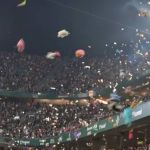 Vídeo: Time espanhol faz chuva de brinquedos de pelúcia para presentear crianças carentes