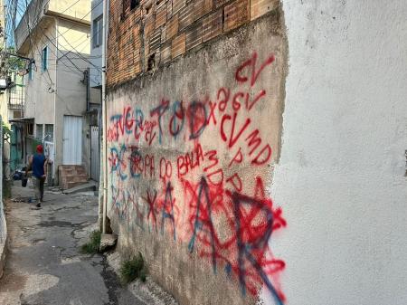 Traficantes do Comando Vermelho (CV) cobriram pichação feita por união de grupos criminosos rivais no Conjunto Santa Maria, Região Centro-Sul de Belo Horizonte