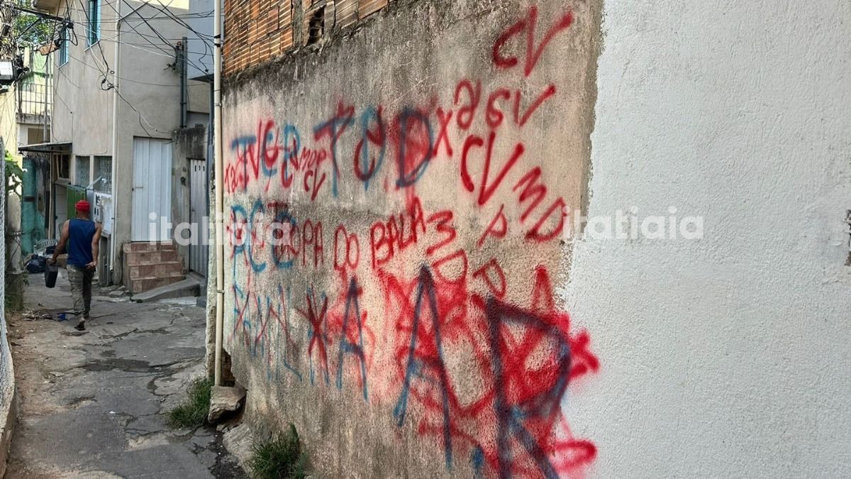 Comando Vermelho cobre pichações feitas por união de facções rivais em BH