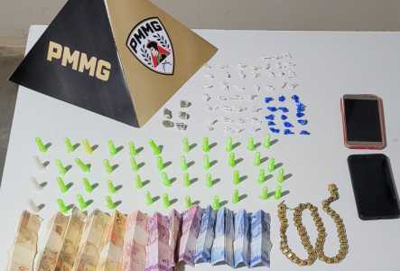 Pedras de crack, pinos de cocaína, buchas de maconha, dois celulares e dinheiro foram apreendidos