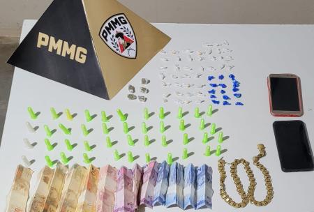 Pedras de crack, pinos de cocaína, buchas de maconha, dois celulares e dinheiro foram apreendidos