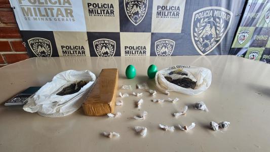 Drogas foram encontadas em lote vago no bairro Vila Viana, em Januária