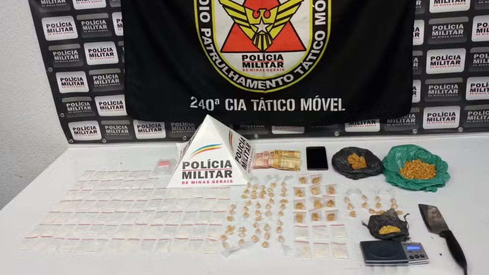 Drogas são encontradas em sapatinho de bebê após suspeito de tráfico ser preso em MG