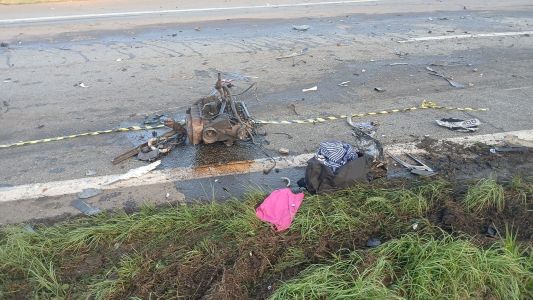 Motor da caminhonete ficou no asfalto da Fernão Dias